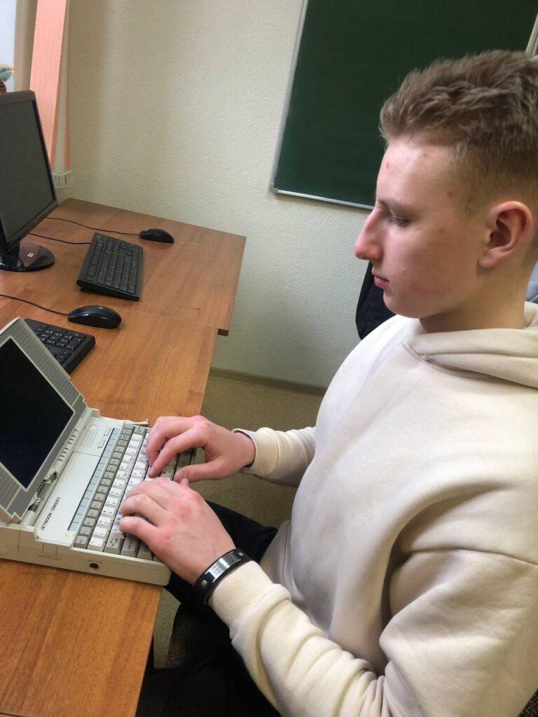 SEO-специалист компании logwin-media работает над продвижением сайта клиента